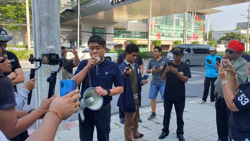 Central Phuket отказался от бесплатных трансферов от отелей на фоне протеста таксистов. Фото: Иккапоп Тхонгтуб