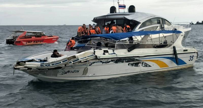 Туристы пострадали в столкновении спидбота и яхты у побережья Пхукета. Фото: Иккапоп Тхонгтуб