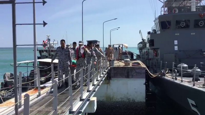 На борту рыболовецкой лодки произошел пожар. Фото: ВМФ Таиланда