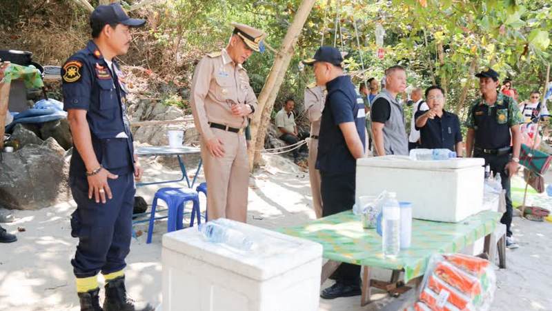 Три человека задержаны за самовольную установку торговых лотков на пляже Фридом. Фото: Phuket PR Department