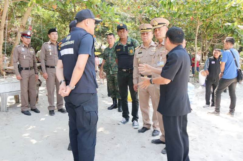 Три человека задержаны за самовольную установку торговых лотков на пляже Фридом. Фото: Phuket PR Department