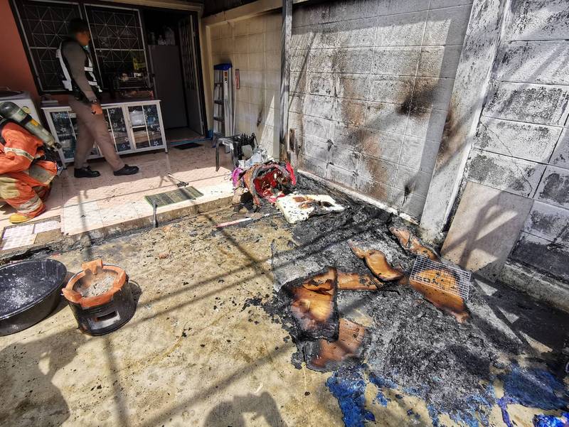 В Пхукет-Тауне произошел пожар на заднем дворе таунхауса. Фото: Иккапоп Тхонгтуб