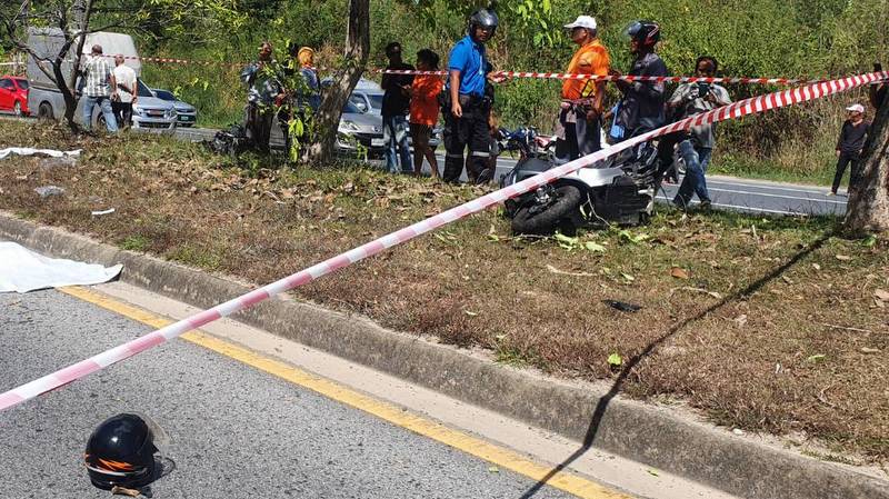 Мотоциклист и его пассажирка погибли в аварии на Thepkrsattri Rd. Фото: Иккапоп Тхонгтуб