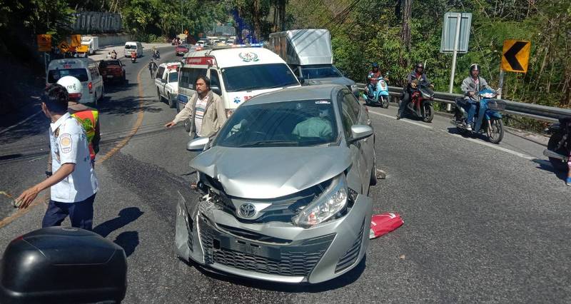 Четыре человека пострадали в ДТП на холме в Патонге. Фото: Иккапоп Тхонгтуб