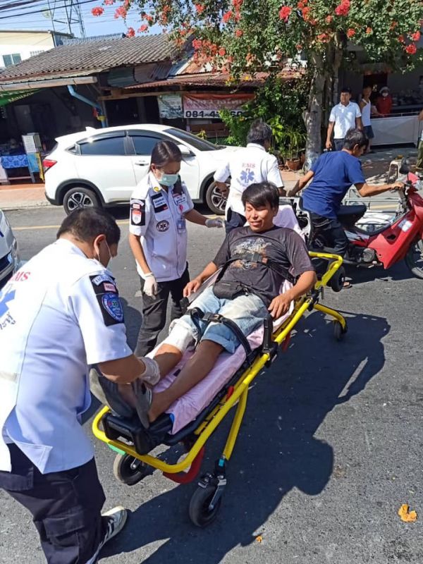 Отвлекший от руля бирманец перевернул саленг в Кату. Фото: Полиция Кату
