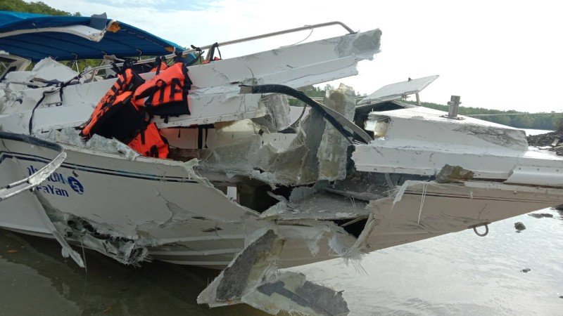 Два экскурсионных катера столкнулись у восточного побережья Пхукета утром 10 февраля.Фото: Иккапоп Тхонгтуб