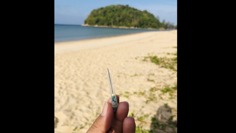 Мужчина наступил на иглу от медицинского шприца на пляже Лайан 19 февраля.