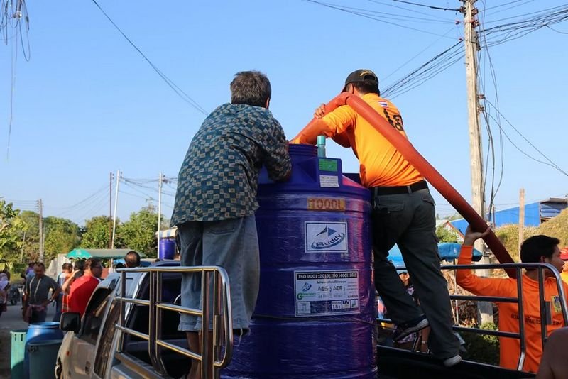 С середины января жители Soi Kingkaew получают воду автоцистернами. Центральное водоснабжение не работает. Фото: Phuket PR Department