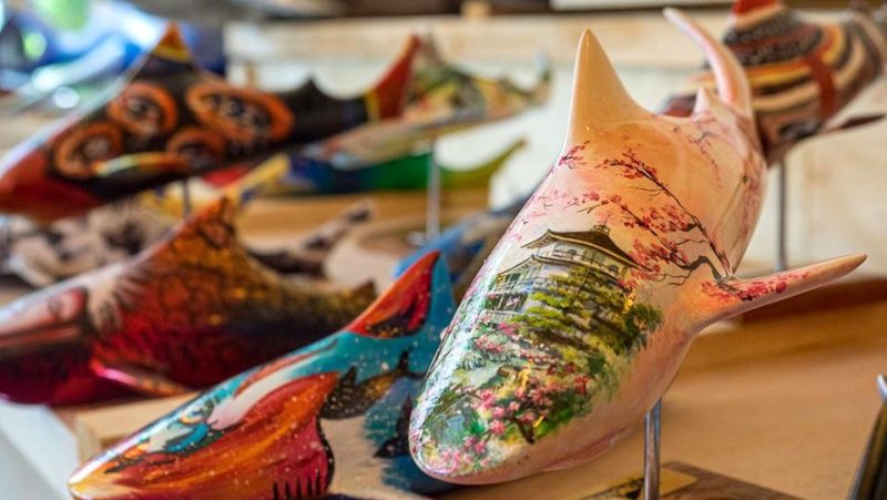 Хольгер Шваб и Алекс Лев совместно с художниками со всего мира создают и вручную раскрашивают скульптуры акул, а 20% с доходов от продажи работ направляют на защиту морских хищников.