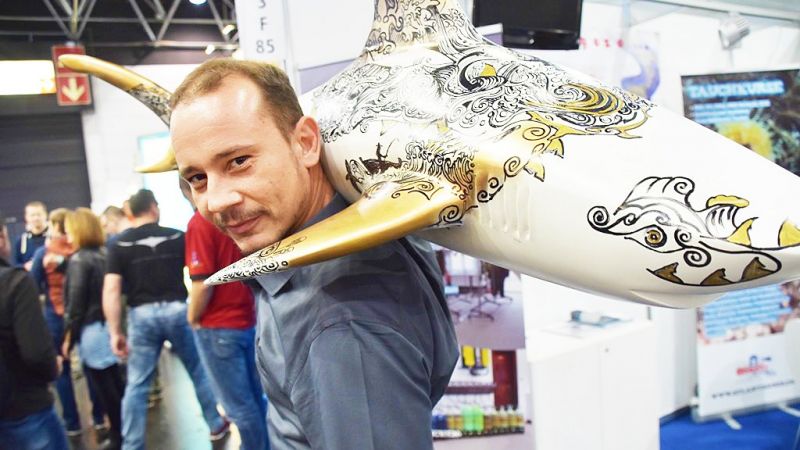 Хольгер Шваб и Алекс Лев совместно с художниками со всего мира создают и вручную раскрашивают скульптуры акул, а 20% с доходов от продажи работ направляют на защиту морских хищников.