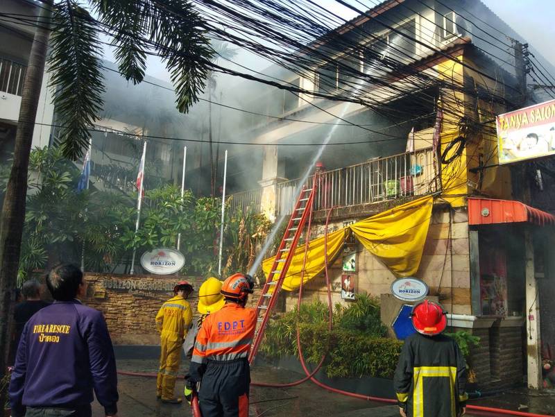 Массажный салон загорелся в Патонге утром 7 марта. Фото: DDPM Patong