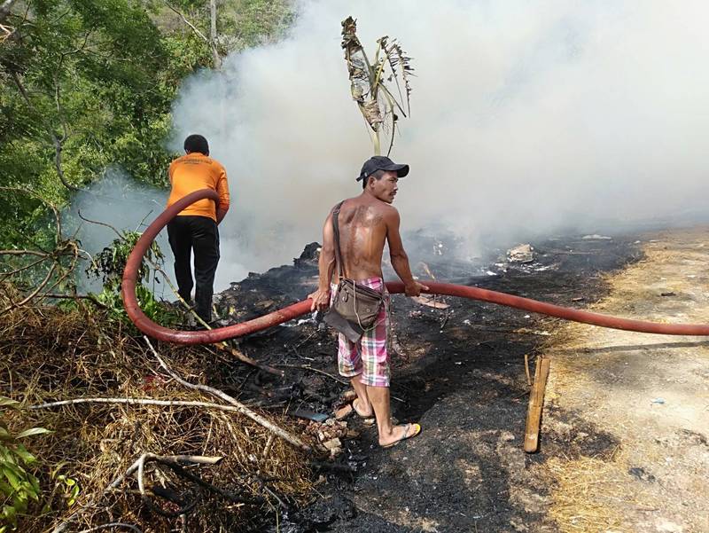В Камале некто поджег мусор, огонь затем перекинулся на сухую траву и начал распространяться. Фото: Kusoldharm Foundation