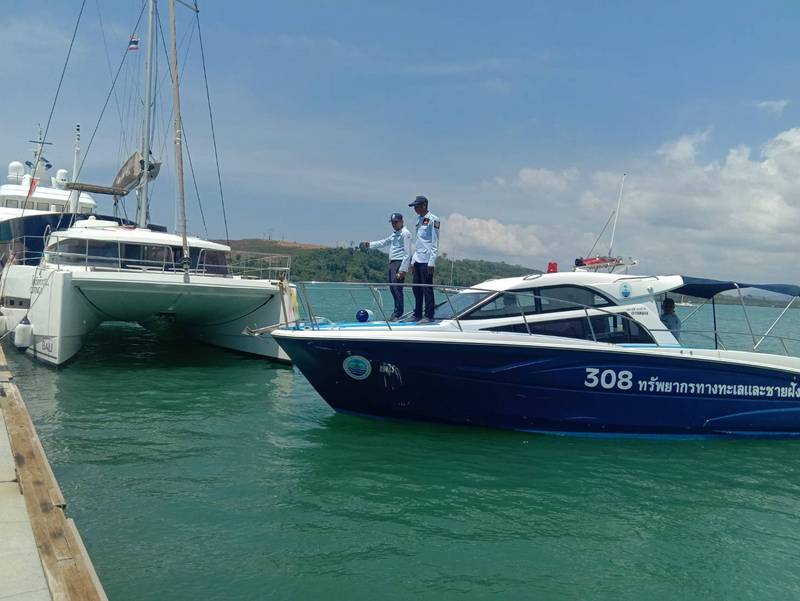 Катамаран под управлением гражданина Франции сбросил якорь на кораллы 6 марта. Капитану грозит суровое наказание. Фото: DMCR
