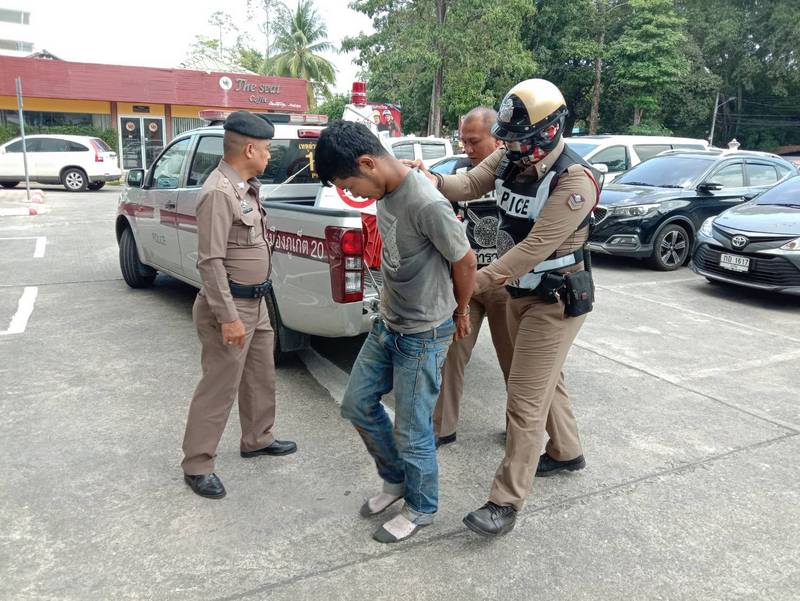 Трое мужчин задержали вора, укравшего золотые цепочки из ювелирного магазина в Пхукет-Тауна. Фото: Иккапоп Тхонгтуб