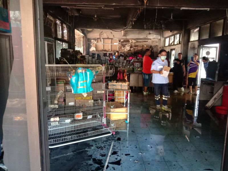 Пожар начался в помещении школьного магазина, после чего огонь перекинулся на школьное отделение банка. Фото: Иккапоп Тхонгтуб