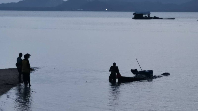 Рыбаки на лонгтейле попали в шторм у побережья Пхукета. Фото: Иккапоп Тхонгтуб