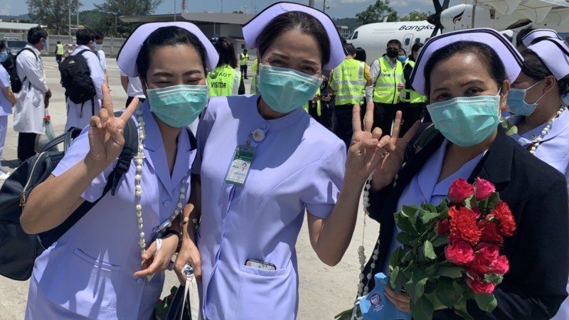 Медики из провинции Сонгкхла прилетели на Пхукет. Фото: Иккапоп Тхонгтуб
