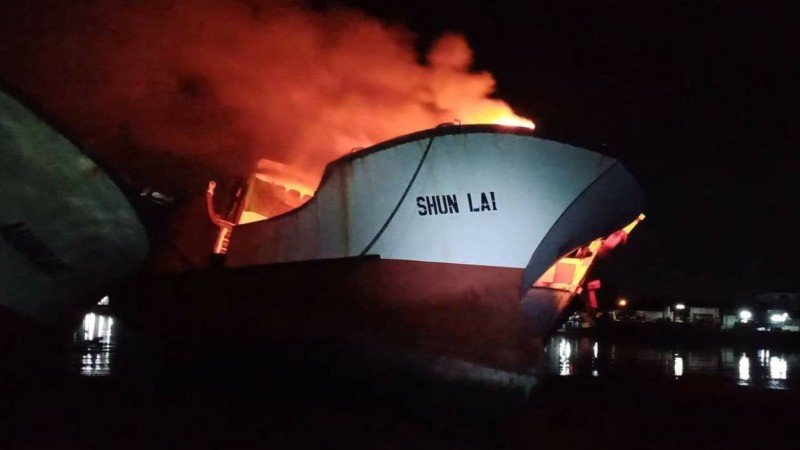 Пожар на борту Shun Lai начался около 21:30 вечера 15 апреля. Kusoldharm Phuket