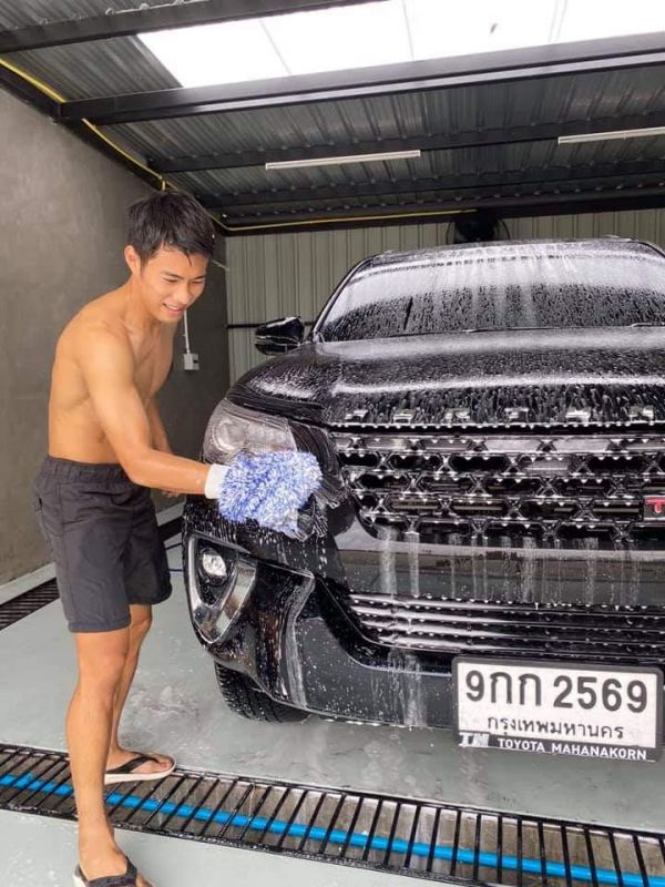 Полузащитник национальной сборной Сарат Йуйен открыл автомойку в Бангкоке.