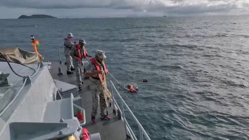 Два лонгтейла перевернулись у острова Майтон. Из шести человек пока найдены двое. Фото: Третье региональное командование ВМФ Таиланда