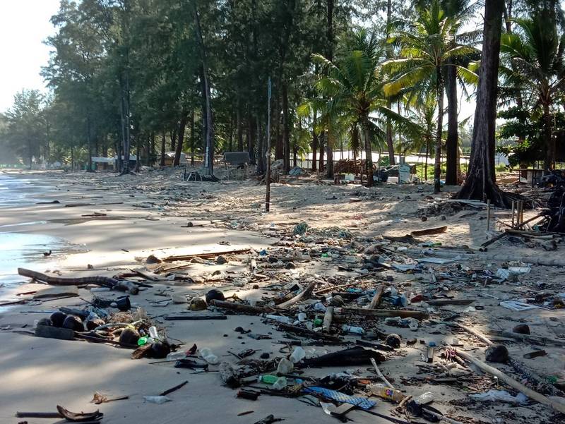 Пляж Банг-Тао занесло морским мусором. Субботник назначен на сегодняшний день. Фото: Иккапоп Тхонгтуб