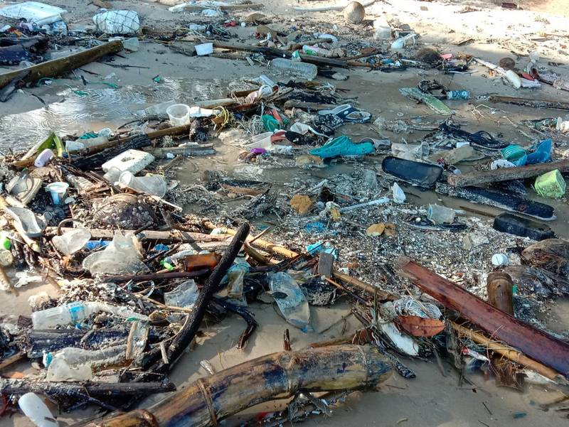 Пляж Банг-Тао занесло морским мусором. Субботник назначен на сегодняшний день. Фото: Иккапоп Тхонгтуб