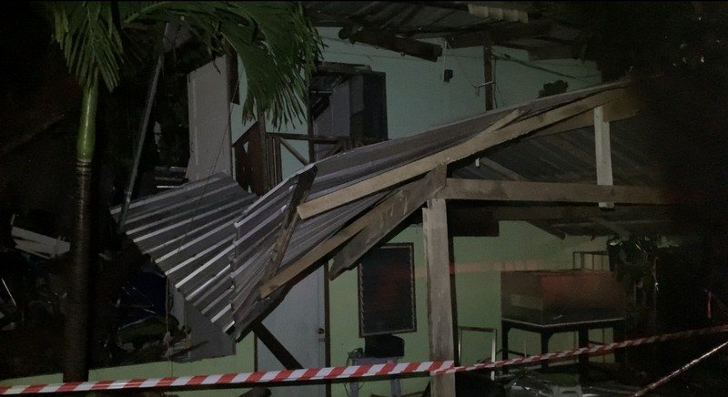 Дерево упало на один из домов для персонала школы Thairatwithaya School. Фото: Иккапоп Тхонгтуб