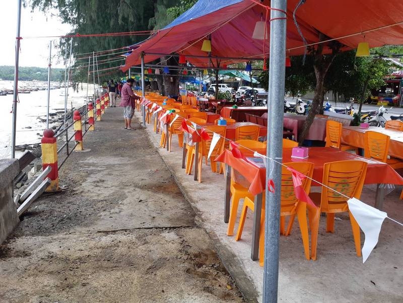 В Раваи обрушился участок набережной рядом со столиками местных кафе и ресторанов. Фото: Муниципалитет Раваи