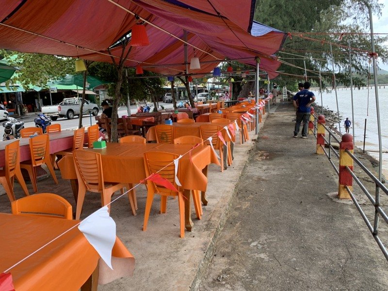 В Раваи обрушился участок набережной рядом со столиками местных кафе и ресторанов. Фото: Муниципалитет Раваи
