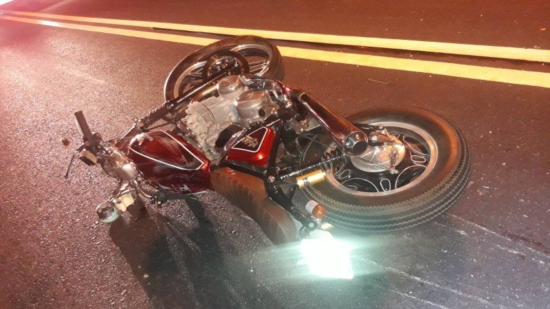 Мотоцикл лоб в лоб столкнулся с минивэном в Кароне. Водитель мотоцикла погиб. Фото: Иккапоп Тхонгтуб
