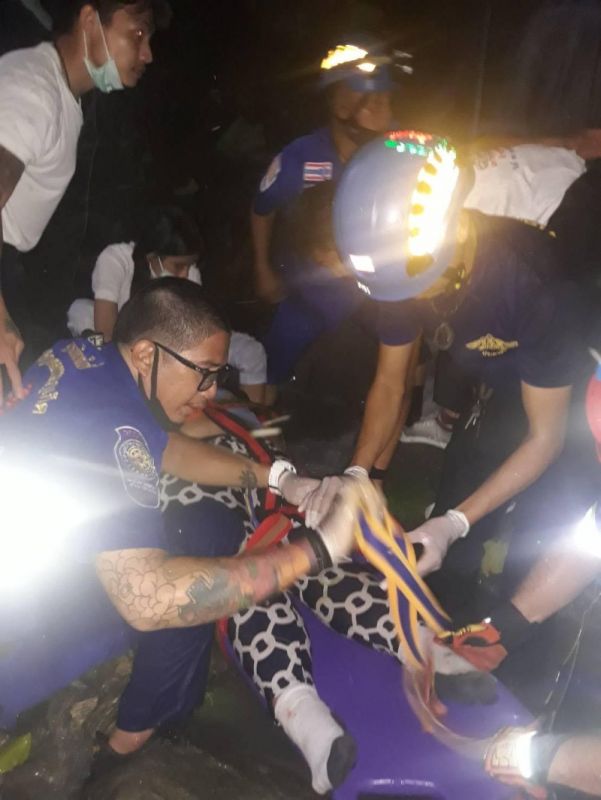 Врачи больницы Patong Hospital оказывают помощь 20-летней гражданке Таиланда, которая с высоты упала на камни у водопада после того, как ее мотоцикл врезался в придорожное ограждение на Kalim Soi 7 к северу от Патонга.