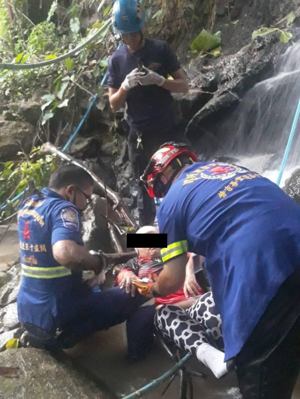 Врачи больницы Patong Hospital оказывают помощь 20-летней гражданке Таиланда, которая с высоты упала на камни у водопада после того, как ее мотоцикл врезался в придорожное ограждение на Kalim Soi 7 к северу от Патонга.
