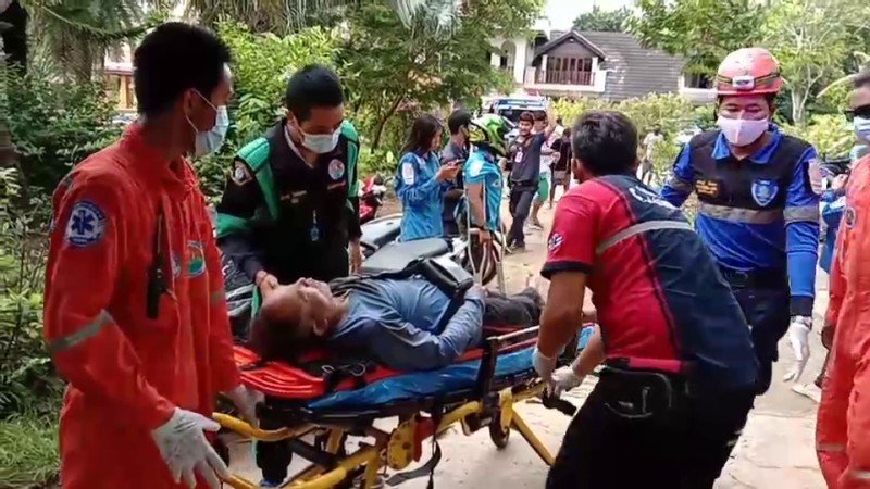 Грузовик с рабочими рухнул со склона холма у Ао-Йона. Фото: Иккапоп Тхонгтуб