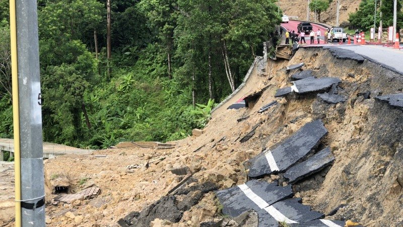 Дорога у пляжа Трай-Транг частично разрушилась из-за дождей. Фото: Муниципалитет Патонга