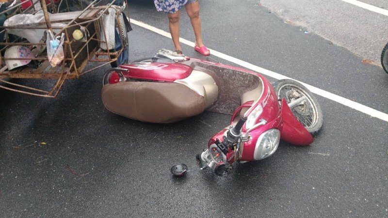 Автомобиль и скутер столкнулись в Раваи 18 сентября. Управлявшая скутером россиянка погибла. Фото: Служба спасения муниципалитета Раваи
