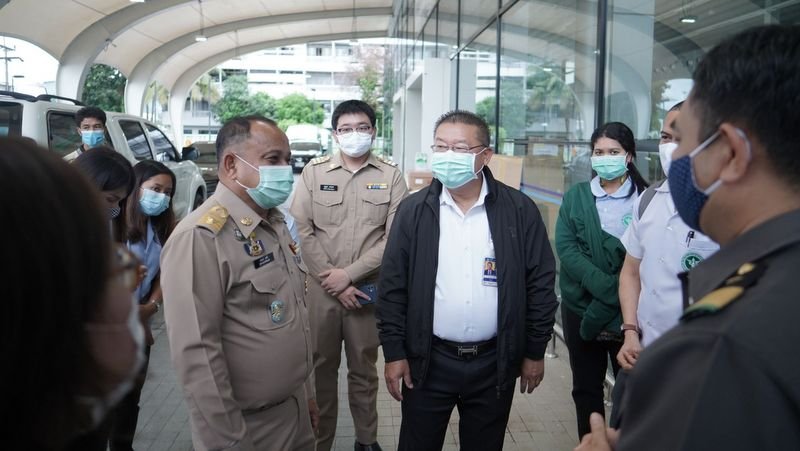 Губернатор Пхукета и глава Департамента эпидемиологии в пхукетском аэропорту. Фото: AoT Phuket