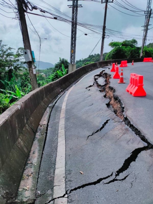 Дорога из Чалонга на Карон оказалась повреждена из-за дождей. Фото: Phathada Sae-Lim / Facebook