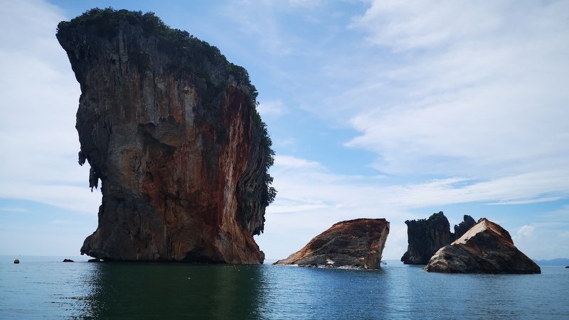 От скалы в заливе Пханг-Нга откололся крупный кусок породы. Фото: DNP