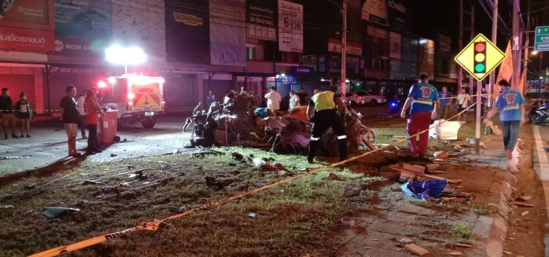 Полиция пока не установила личность водителя седана Toyota Corolla Altis, погибшего в ДТП у светофора в Ко-Кэу нынешней ночью.