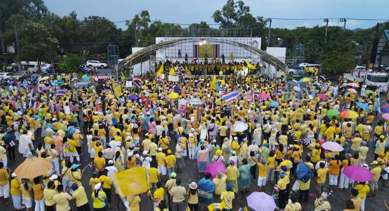Митинг в поддержку монархии прошел в Сапан-Хине. Фото: Phuket PR Department