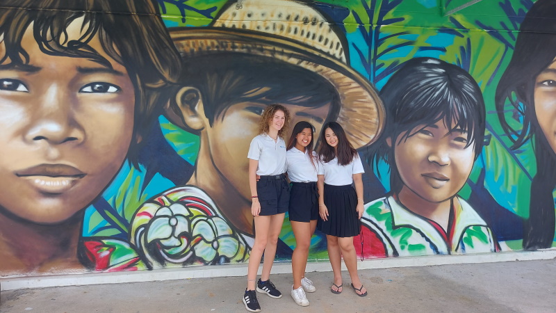 Дария, Каном и Алиса на фоне нового граффити в SELBC.