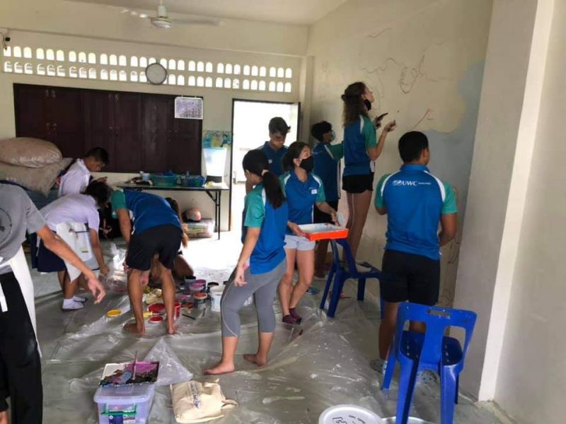 Учащие UWCT пришли на помощь центру в Бан-Йя.