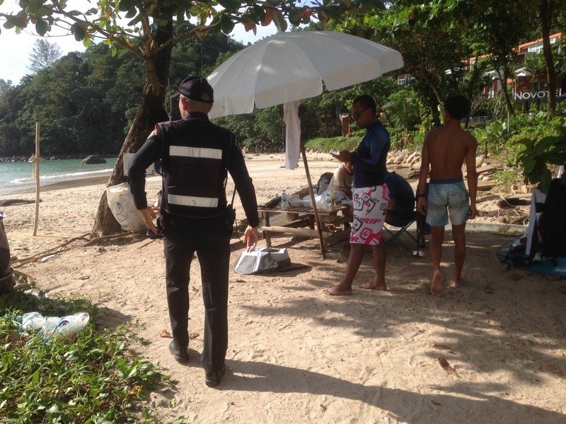 Тренинг по серфингу на пляже Камала закончился появлением официальных лиц во главе с вооруженным представителем OrBorTor.Фото: OrBorTor Камалы