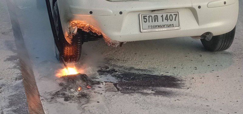 Пикап врезался в мачту электропередач на пхуетском шоссе. Фото: Иккапоп Тхонгтуб