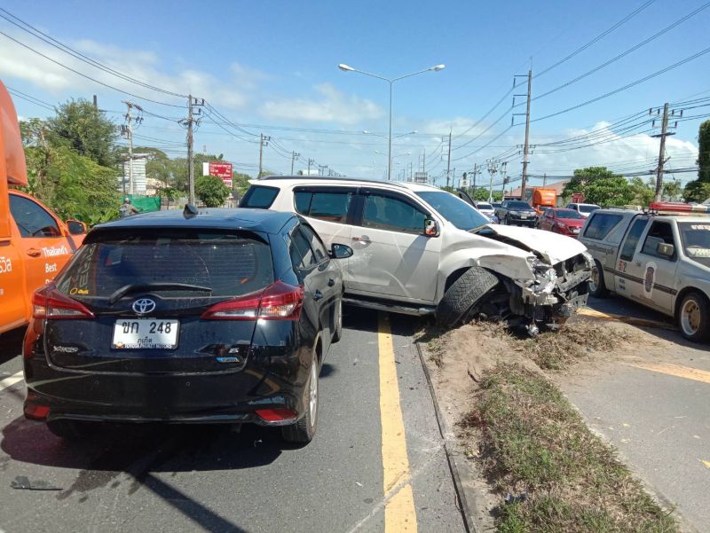 Пять человек были госпитализированы после дорожной аварии, произошедшей 7 января на Bypass Rd. Среди пострадавших – четверо граждан Таиланда и один гражданин Швеции. Впрочем, тяжелых травм никто из них не получил.