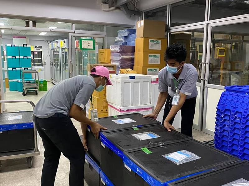 Почти 100 тыс. доз вакцины от CОVID-19 прибыли на Пхукет. Фото: Phuket PR