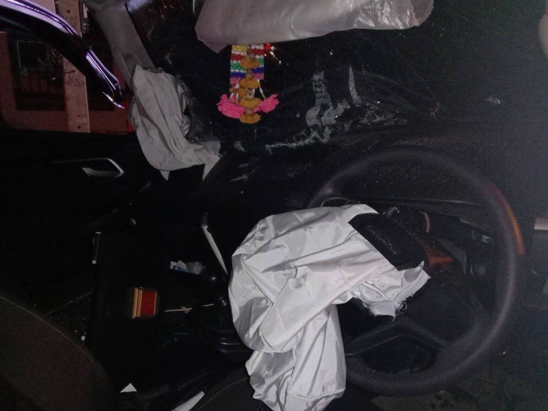 Два человека были госпитализированы после того, как пикап Isuzu протаранил припаркованный мусоровоз на главном шоссе Пхукета в Ко-Кэу. Пострадали водитель пикапа и бирманский рабочий, занимавшийся уборкой мусора.