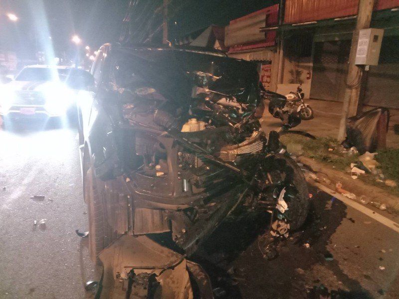 Два человека были госпитализированы после того, как пикап Isuzu протаранил припаркованный мусоровоз на главном шоссе Пхукета в Ко-Кэу. Пострадали водитель пикапа и бирманский рабочий, занимавшийся уборкой мусора.