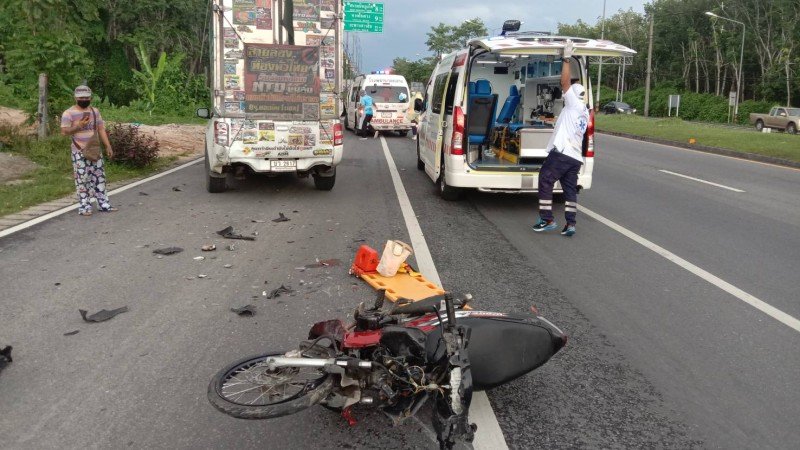 Мотоцикл с тинейджером за рулем врезался в пикап в Май-Кхао. Фото: Иккапоп Тхонгтуб