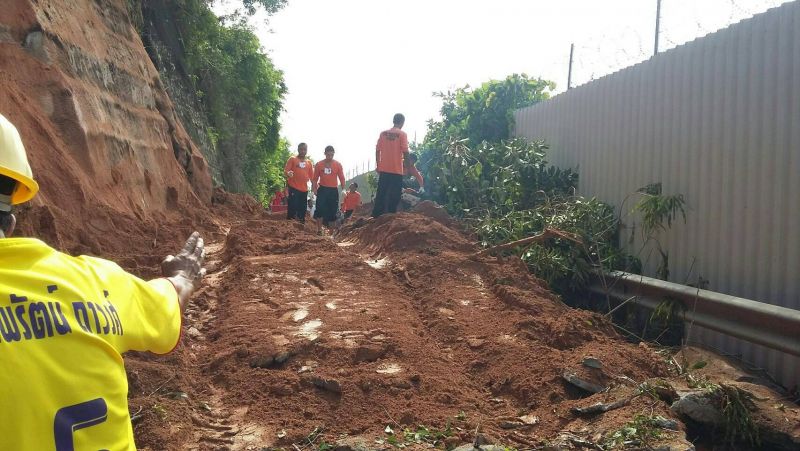 Дорога 4031 пострадала от схода грунта со склона холма в августе 2016 года. Фото: Архив The Phuket News